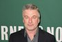 Alec Baldwin fala sobre morte de diretora após ele disparar arma: "Meu coração está partido" 