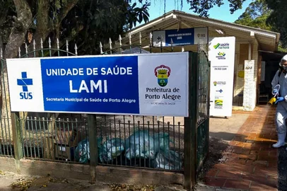 Porto Alegre, RS, 16/04/2020. O Dmlu, a Secretaria Municipal de ServiÃ§os Urbanos (SMSUrb) e a empresa Imunizadora Hoffmann realizaram aÃ§Ã£o conjunta de serviÃ§os de pluverizaÃ§Ã£o e sanitizaÃ§Ã£o com o objetivo de auxiliar Porto Alegre no combate ao novo coronavÃ­rus. Local: Unidade de SaÃºde  Lami. Foto: DivulgaÃ§Ã£o SMSUrbl/PMPA<!-- NICAID(14728466) -->