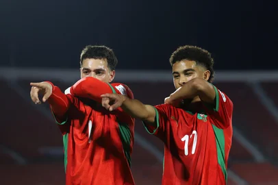 Morocco's foward #7 Othmane Maamma celebrates with teammate foward #17 Gessime Yassine scoring his team's first goal during the 2025 FIFA U-20 World Cup football match between Brazil and Morocco at the National Stadium in Santiago on October 1, 2025. (Photo by RAUL BRAVO / AFP)Editoria: SPOLocal: SantiagoIndexador: RAUL BRAVOSecao: soccerFonte: AFPFotógrafo: STR<!-- NICAID(16137502) -->