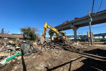 PORTO ALEGRE, RS, BRASIL - 12/08/2025 - A demolição das casas que ficam no entorno da nova ponte do Guaíba, na zona norte de Porto Alegre, começou nesta terça-feira (Foto: Gabriela Plentz/Agencia RBS)<!-- NICAID(16099785) -->