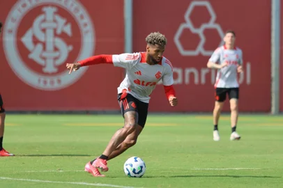 Wesley no treino do Inter