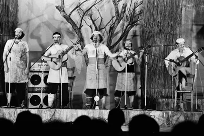 Edson Otto e os cantores dos Sete Povos na 9ª Califórnia da Canção Nativa, em Uruguaiana, realizada no Cine Teatro Pampa.<!-- NICAID(1992897) -->