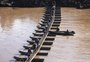 Exército traz novas pontes flutuantes para substituir as que foram levadas por enxurradas