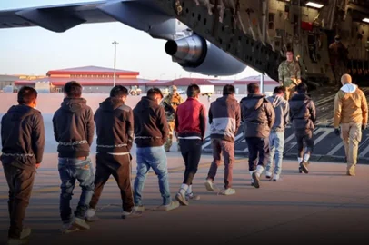 ESTADOS UNIDOS - Imigrantes em processo de deportação são levados a avião militar em janeiro de 2025.<!-- NICAID(15960637) -->