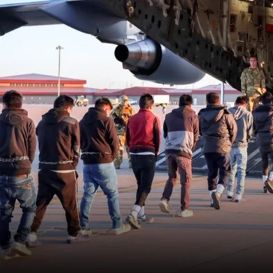 ESTADOS UNIDOS - Imigrantes em processo de deportação são levados a avião militar em janeiro de 2025.<!-- NICAID(15960637) -->