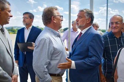 Prefeito de Bagé, Luiz Fernando Mainardi, conversa sobre eleição para a presidência do PT-RS com o deputado Paulo PImenta. <!-- NICAID(15961873) -->
