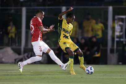 MIRASSOL X INTERNACIONALSP - BRASILEIRÃO/MIRASSOL X INTERNACIONAL - ESPORTES - Lance da partida entre Mirassol e Internacional válida pela 28ª rodada do Campeonato Brasileiro 2025, realizada na noite desta quarta-feira, 15, em Mirassol. 15/10/2025 - Foto: DOUGLAS MORETI/AGÊNCIA F8/ESTADÃO CONTEÚDOEditoria: ESPORTESLocal: MIRASSOLIndexador: DOUGLAS MORETIFonte: Agencia F8Fotógrafo: AGÊNCIA F8<!-- NICAID(16147299) -->