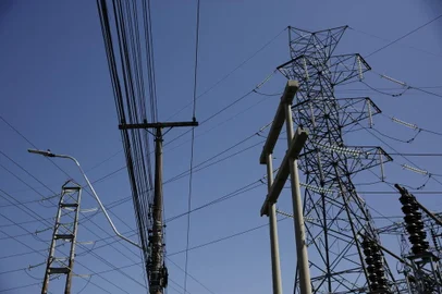 PORTO ALEGRE, RS, BRASIL, 09-02-2021: Torre, postes e fios de energia elétrica em subestação da Ceee na avenida Ipiranga. A Companhia Estadual de Energia Elétrica pode ir a leilão no final de março. (Foto: Mateus Bruxel / Agência RBS)Indexador: Mateus Bruxel<!-- NICAID(14710012) -->
