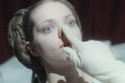 A Meia-Irmã Feia (2025), filme indicado ao Oscar de maquiagem e cabelos<!-- NICAID(16242818) -->