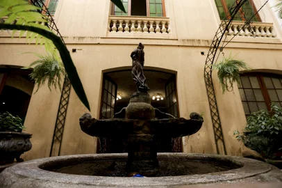 PORTO ALEGRE, RS, BRASIL, 10.01.2025: Localizada no jardim interno da Biblioteca Pública do RS, fonte é aberta ao publico para visitacões com agendamento prévio. Foto: Camila Hermes/Agencia RBS<!-- NICAID(15951936) -->