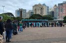 PORTO ALEGRE, 20/05/2024 - Alagamento do centro de Porto Alegre obrigou a improvisação de um terminal de ônibus no Largo Zumbi dos Palmares, na Cidade Baixa<!-- NICAID(15768743) -->