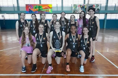 A equipe feminina Clube Juvenil/Prefeitura de Caxias do Sul foi até a cidade de Santa Cruz do Sul (RS), no domingo (29) para a final do Campeonato Estadual Feminino sub-17, organizado pela Federação Gaúcha de Basketball (FGB). O time, comandado pelo técnico Rodrigo Tonietto Kurtz (Todi), foi superado pela equipe AMB e ficou com o segundo lugar. O placar foi 83 a 37.<!-- NICAID(15583680) -->