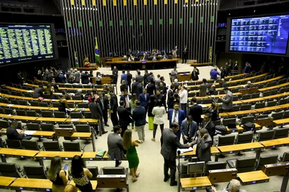 Plenário do CongressoPlenário da Câmara dos Deputados durante sessão conjunta do Congresso Nacional destinada à deliberação de vetos presidenciais a matérias aprovadas por senadores e deputados. Na pauta estão 40 vetos parciais e totais, entre eles os vetos ao marco temporal de demarcações das terras indígenas, às regras do Conselho Administrativo de Recursos Fiscais (Carf) e ao novo regime fiscal. Mesa:deputado Pompeo de Mattos (PDT-RS);presidente do Senado Federal, senador Rodrigo Pacheco (PSD-MG);secretário-geral da Mesa do Senado Federal, Gustavo A. Sabóia Vieira;senador Efraim Filho (União-PB). Foto: Marcos Oliveira/Agência Senado<!-- NICAID(15626468) -->