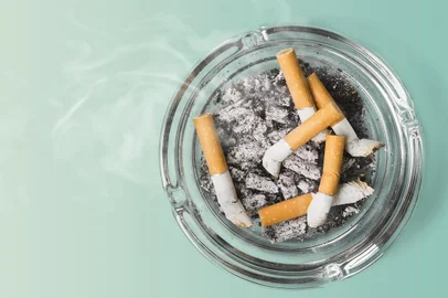 Cinzeiro e cigarros. Foto: BillionPhotos.com / stock.adobe.comFonte: 268430016<!-- NICAID(15743624) -->