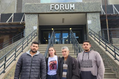 Da esquerda para direita, Marcelo dos Passos, 33 anos, filho de Marlene; Aline Dias, 32 anos, esposa de Marcelo; Mauro dos Passos, 35 anos, irmão de Marlene; e Maurício dos Passos, 35 anos, filho de Marlene.