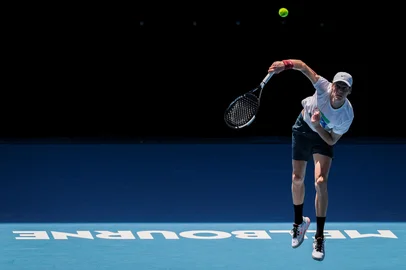 Italys Jannik Sinner serves during a training session on Rod Laver Arena in Melbourne on January 14, 2026, ahead of the Australian Open tennis tournament starting on January 18. (Photo by DAVID GRAY / AFP) / -- IMAGE RESTRICTED TO EDITORIAL USE - STRICTLY NO COMMERCIAL USE --<!-- NICAID(16204581) -->