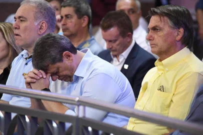 BOLSONARO E TARCÍSIO DE FREITAS MISSA EM APARECIDASP - BOLSONARO-TARCÍSIO-FREITAS-MISSA-APARECIDA - GERAL - Os candidatos a governador e presidente, Tarcísio de Freitas e Jair Bolsonaro, participam de missa na Basílica de Aparecida do Norte em Aparecida (SP), nesta quarta-feira (12). 12/10/2022 - Foto: ANDRÉ RIBEIRO/FUTURA PRESS/FUTURA PRESS/ESTADÃO CONTEÚDOEditoria: GERALLocal: APARECIDAIndexador: ANDRé RIBEIROFotógrafo: FUTURA PRESS<!-- NICAID(15234018) -->