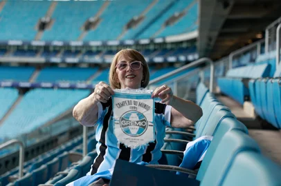 PORTO ALEGRE, RS, BRAS,  06-02-2026: Fotos para especial Torcedor de Carteirinha, do Gaúchão. Juçara Sampaio é sócia do Grêmio há mais de 40 anos. Conheceu o marido na final da Libertadores de 1983, conquistada pelo tricolor. (Foto: André Ávila/Agência RBS)Indexador: Andre Avila<!-- NICAID(16220439) -->
