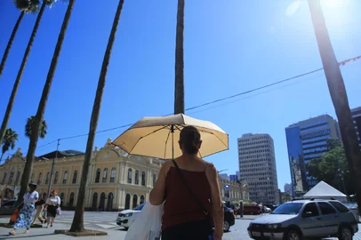 PORTO ALEGRE, 04/02/2025 - Temperatura sobe na Capital e termômetros podem registrar máximas acima de 40°C. FOTO: RONALDO BERNARDI, AGÊNCIA RBS<!-- NICAID(15968668) -->