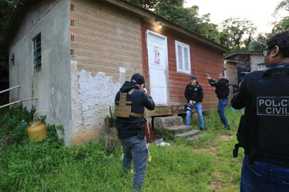 Porto Alegre, RS, Brasil, 17/10/2022 - Operação policial no bairro São João prende organização criminosa que rouba somente carros de luxo - Foto: Ronaldo Bernardi/Agência RBS<!-- NICAID(15237003) -->