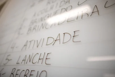 PORTO ALEGRE, RS, BRASIL - 15.02.2022 - Pauta sobre o desafio de alfabetizar crianças usando máscaras. Na imagem, aula no colégio La Salle Santo Antônio, onde são usadas máscaras transparentes para facilitar o processo. (Foto: Anselmo Cunha/Agencia RBS)<!-- NICAID(15017285) -->
