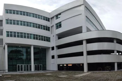A Universidade Federal do Rio Grande do Sul (UFRGS) está em negociações com a Fundação Oswaldo Cruz (Fiocruz) para produzir, a partir do início do ano que vem, ingrediente farmacêutico ativo (IFA) para vacinas da AstraZeneca. O plano é que a universidade fabrique o insumo no novo prédio do Instituto de Ciências Básicas da Saúde (ICBS), que está em fase final de obras, na Rua Ramiro Barcelos com a Avenida Ipiranga. A previsão é de início de funcionamento em novembro. <!-- NICAID(14860995) -->