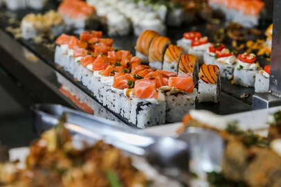 CAXIAS DO SUL, RS, BRASIL, 18/09/2025. +Serra: Sushi. KYO Sushi, na foto Vanessa Dal Prá. (Neimar De Cesero/Agência RBS)Indexador: Neimar De Cesero<!-- NICAID(16127018) -->