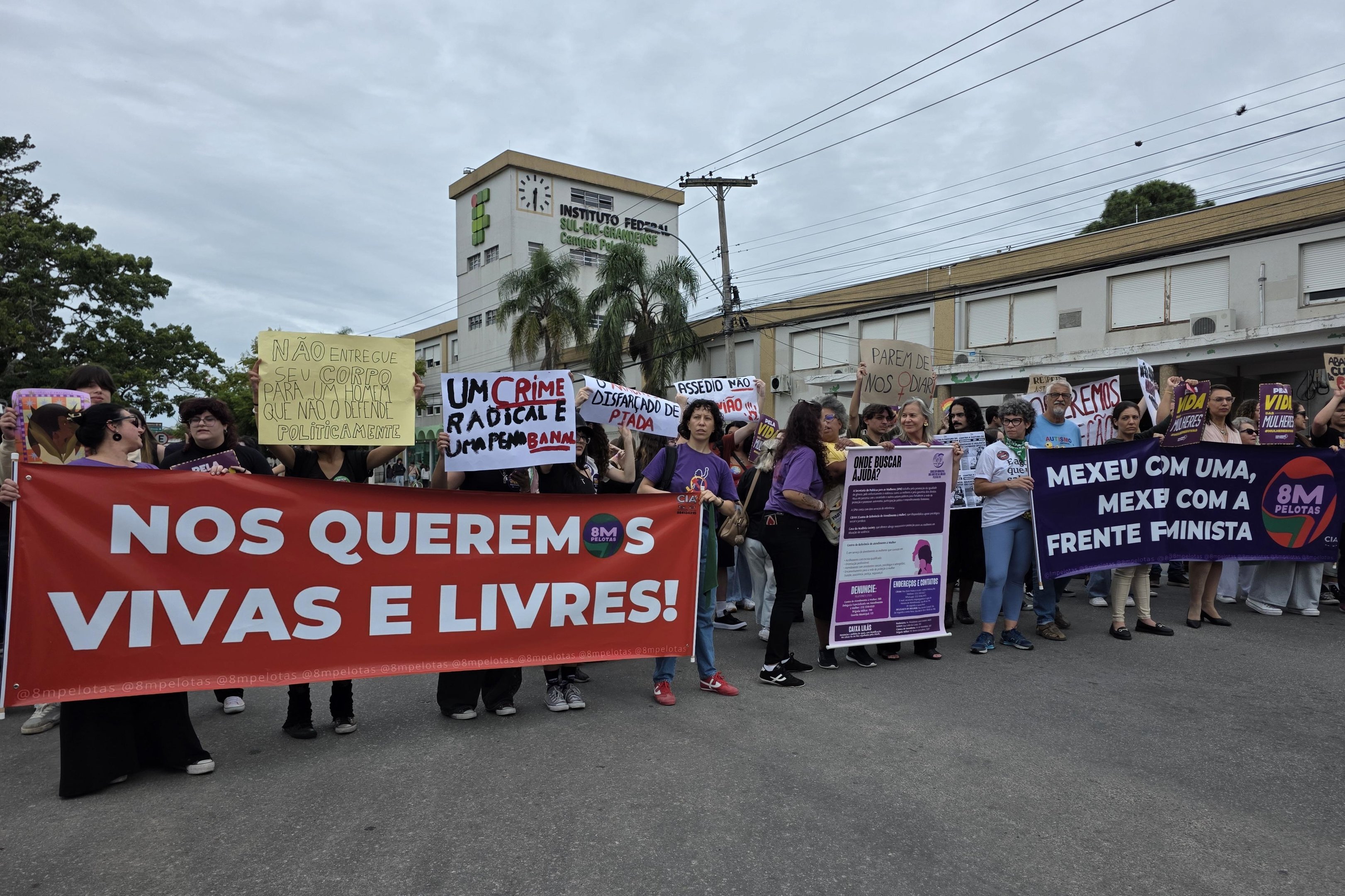 Protesto contra misoginia re&uacute;ne centenas no IFSul em Pelotas ap&oacute;s ranking de meninas