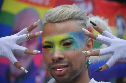 A reveler takes part in the 26th Gay Pride Parade which theme is Vote with Pride  for a policy you represent, in Sao Paulo, Brazil, on June 19, 2022. (Photo by NELSON ALMEIDA / AFP)Editoria: SOILocal: Sao PauloIndexador: NELSON ALMEIDASecao: gays and lesbiansFonte: AFPFotógrafo: STF<!-- NICAID(15127476) -->