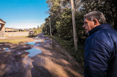 Porto Alegre, RS 18/6/2022: O projeto Mais Comunidade esteve na Zona Rural na manhÃ£ deste sÃ¡bado, 18. O prefeito SebastiÃ£o Melo, secretÃ¡rios e tÃ©cnicos da prefeitura percorreram alguns pontos da regiÃ£o para conversar com moradores e registrar demandas da populaÃ§Ã£o. Foto: Mateus Raugust/PMPA<!-- NICAID(15130576) -->