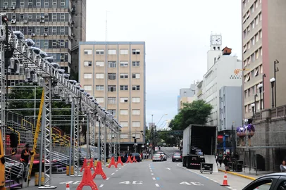 CAXIAS DO SUL, RS, BRASIL, 14/02/2024. Preparativos finais para a abertura da 34ª Festa Nacional da Uva. Na foto, arquibanca localizada na rua Sinimbu em frente da Catedral Diocesana. O primeiro desfile cênico musical da Festa da Uva acontece na  próxima quinta-feira (15/02). (Porthus Junior/Agência RBS)<!-- NICAID(15679177) -->