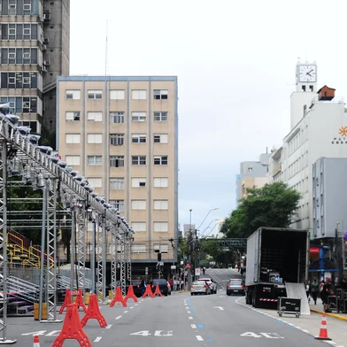 CAXIAS DO SUL, RS, BRASIL, 14/02/2024. Preparativos finais para a abertura da 34ª Festa Nacional da Uva. Na foto, arquibanca localizada na rua Sinimbu em frente da Catedral Diocesana. O primeiro desfile cênico musical da Festa da Uva acontece na  próxima quinta-feira (15/02). (Porthus Junior/Agência RBS)<!-- NICAID(15679177) -->