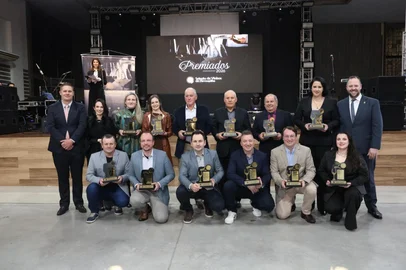 Jantar de premiação da 21ª Seleção de Vinhos de Farroupilha na noite desta sexta-feira (11). Na foto, os vencedores do Grande Ouro. <!-- NICAID(16364614) -->