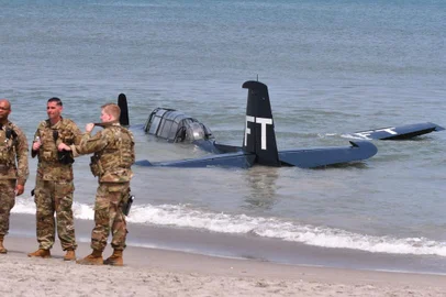 Avião da Segunda Guerra faz pouso forçado na água em Cocoa Bech, Flórida.<!-- NICAID(14762080) -->