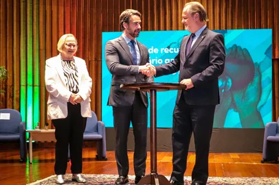 Arthur Vargas / Divulgação Governo do RS e TJ-RS assinam termo de cooperação para repasse de R$ 103 milhões à saúde. Na foto: secretária Arita Bergmann, governador Eduardo Leite e desembargador Alberto Delgado Neto<!-- NICAID(16206979) -->