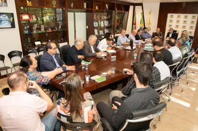 O Prefeito Adiló Didomenico e o Vice-prefeito Edson Néspolo realizaram, na manhã desta terça-feira (14/01), a primeira reunião de secretariado. O encontro ocorreu no Salão Nobre da Prefeitura.<!-- NICAID(15953067) -->