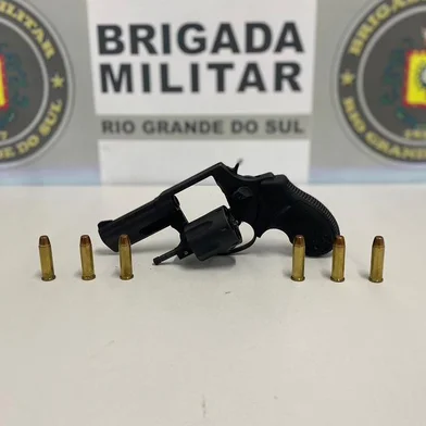 Homem é preso com arma durante ação para garantir segurança em saídas de festas em Caxias do Sul<!-- NICAID(15568856) -->