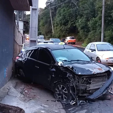 Uma colisão de carro contra muro danificou parcialmente duas residências no final da madrugada desta segunda-feira (25), na Zona Sul de Porto Alegre. Por volta das 4h30min, um Nissan Versa, que seguia no sentido Centro-bairro, perdeu o controle nas proximidades do número 5.800 da Avenida Oscar Pereira e colidiu contra a estrutura.<!-- NICAID(16109284) -->