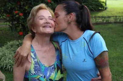 Mocita Fagundes abraça a nora Glória Menezes.<!-- NICAID(14904968) -->