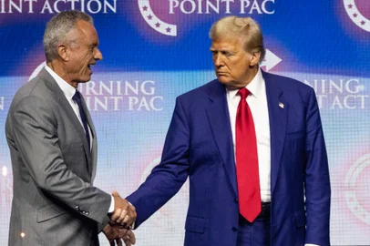 (ARQUIVOS) O ex-presidente dos EUA e candidato presidencial republicano Donald Trump (2º da esquerda) se abre ao político americano Robert F. Kennedy Jr. ao convidar o ex-representante dos EUA Tulsi Gabbard (R) e o comentarista dois EUA Tucker Carlson para irem ao caixa durante uma campanha na Gas South Arena em Duluth, Geórgia, em 23 de dezembro Outubro de 2024. O presidente eleito dos Estados Unidos, Donald Trump, anunciou no quinto dia que nomeia Kennedy para Secretário de Saúde e Serviços Humanos dos Estados Unidos. (Foto de CHRISTIAN MONTEROSA/AFP)<!-- NICAID(15914382) -->