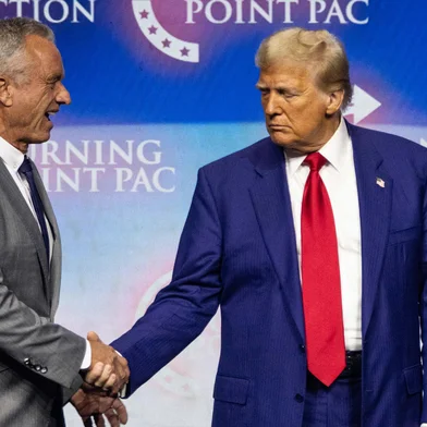 (ARQUIVOS) O ex-presidente dos EUA e candidato presidencial republicano Donald Trump (2º da esquerda) se abre ao político americano Robert F. Kennedy Jr. ao convidar o ex-representante dos EUA Tulsi Gabbard (R) e o comentarista dois EUA Tucker Carlson para irem ao caixa durante uma campanha na Gas South Arena em Duluth, Geórgia, em 23 de dezembro Outubro de 2024. O presidente eleito dos Estados Unidos, Donald Trump, anunciou no quinto dia que nomeia Kennedy para Secretário de Saúde e Serviços Humanos dos Estados Unidos. (Foto de CHRISTIAN MONTEROSA/AFP)<!-- NICAID(15914382) -->