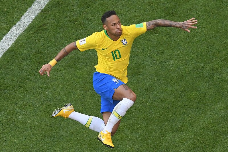 Brazil's forward Neymar celebrates scoring the opening goal during the Russia 2018 World Cup round of 16 football match between Brazil and Mexico at the Samara Arena in Samara on July 2, 2018. / AFP PHOTO / Kirill KUDRYAVTSEV / RESTRICTED TO EDITORIAL USE - NO MOBILE PUSH ALERTS/DOWNLOADSEditoria: SPOLocal: SamaraIndexador: KIRILL KUDRYAVTSEVSecao: soccerFonte: AFPFotógrafo: STF<!-- NICAID(13630426) -->