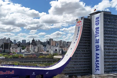 PORTO ALEGRE, RS, BRASIL, 24-09-2025: Ultimos preparativos na rampa montada pela Red Bull no CAFF para quebras de recorde do skatista Sandro Dias, o Mineirinho. Foto: Jonathan Heckler/Agência RBSLocal: Porto Alegre<!-- NICAID(16131643) -->