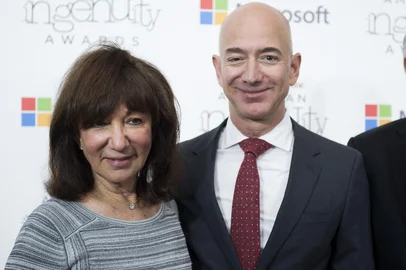 Amazon CEO Jeff Bezos poses on the red carpet with his parents Mike and Jackie, for the Smithsonian Magazine's 2016 American Ingenuity Awards, honoring groundbreaking individuals in several categories, at the National Portrait Gallery on December 8, 2016 in Washington, DC. Amazon CEO Jeff Bezos received the Technology award for  his historic achievement in aviation and space exploration. (Photo by MOLLY RILEY / AFP)Editoria: ACELocal: WashingtonIndexador: MOLLY RILEYSecao: culture (general)Fonte: AFPFotógrafo: STR<!-- NICAID(16102511) -->