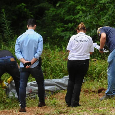 CAXIAS DO SUL, RS, BRASIL, 16/01/2024. Uma mulher, que ainda não teve a identidade oficial divulgada, foi encontrada morta em uma área de mata nas margens da Estrada Santo Antônio da Sexta Légua. (Bruno Todeschini/Agência RBS)Indexador: BTK<!-- NICAID(15651558) -->