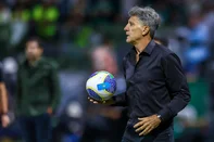 RS - FUTEBOL/CAMPEONATO BRASILEIRO 2024/GREMIO X PALMEIRAS  - ESPORTES - Lance da partida entre Gremio e Palmeuras disputada na noite desta sexta-feira, na Allianz Arena, em SÃ£o Paulo, em partida valida pela Campeonato Brasileiro 2024. FOTO: LUCAS UEBEL/GREMIO FBPA<!-- NICAID(15910612) -->