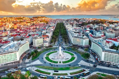 Lisbon aerial skyline panorama european city view on marques pombal square monument, sunset outside crossroads portugalLisboa, capital de Portugal - Foto: Shevdinov/stock.adobe.comFonte: 312929038<!-- NICAID(15618432) -->