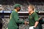 Os atores Morgan Freeman e Matt Damon no filme invictus.<!-- NICAID(2914053) -->