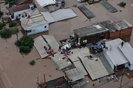 CANOAS, RS, Brasil, 04-05-2024: Pessoas resgatadas por equipe de bombeiros e exército de cima dos telhados das casas alagadas no bairro Rio Branco, em Canoas. Sete resgatados foram levados para o hospital da Ulbra. Foto: Mateus Bruxel / Agência RBS<!-- NICAID(15754359) -->