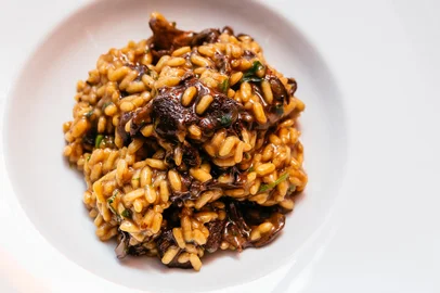 PORTO ALEGRE, RS, BRASIL, 17/11/2016 : Destemperados - Receitas vegetarianas: risoto funghi, massa com legumes, suflê de espinafre, hambpurguer de grão-de-bico, salada de lentilha, ratatouille . (Omar Freitas/Agência RBS)Indexador: Omar Freitas<!-- NICAID(12576872) -->